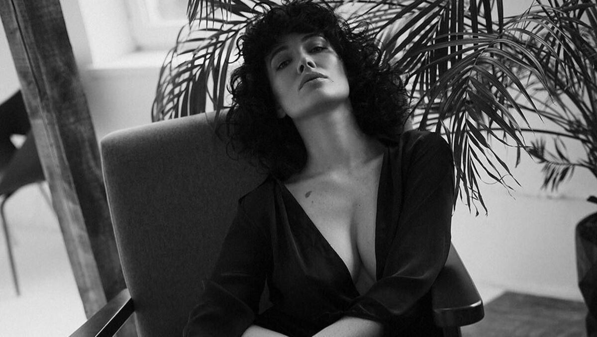 Даша Астафьева обнажила большую грудь в откровенном халатике: фото 18+