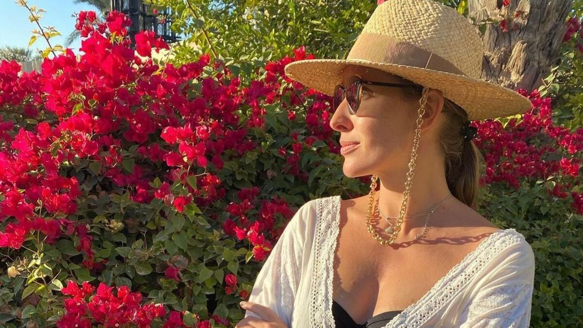 На фоне цветов: Катя Осадчая в бикини и мини-платье показала новые фото из отпуска На фоне цветов: Катя Осадчая в бикини и мини-платье показала новые фото из отпуска