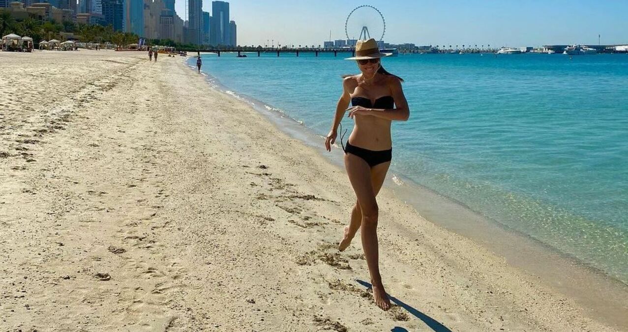 Катя Осадча у чорному бікіні пробіглась пляжем: еротичне фото