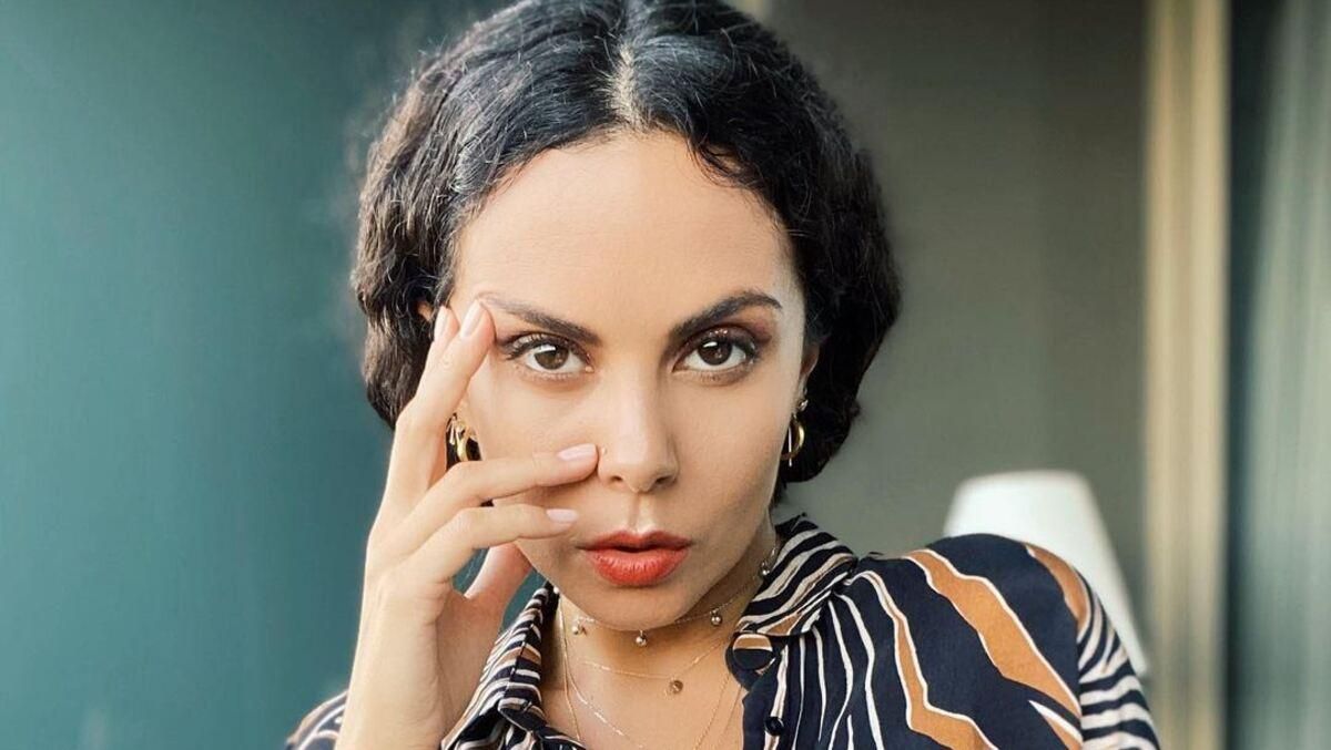 В платье с принтом: Настя Каменских показала танец на пляже – видео В платье с принтом: Настя Каменских показала танец на пляже – видео