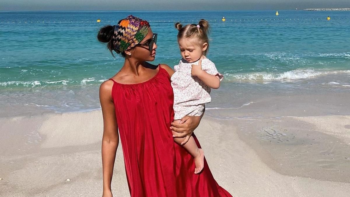 Санта Димопулос показала фото с дочерью в Дубае Санта Димопулос показала фото с дочерью в Дубае