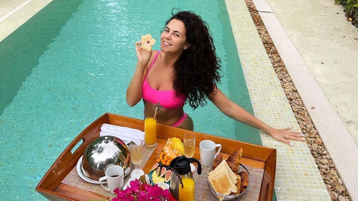 Настя Каменських снідала у басейні на Мальдівах: фото в бікіні Настя Каменських снідала у басейні на Мальдівах: фото в бікіні