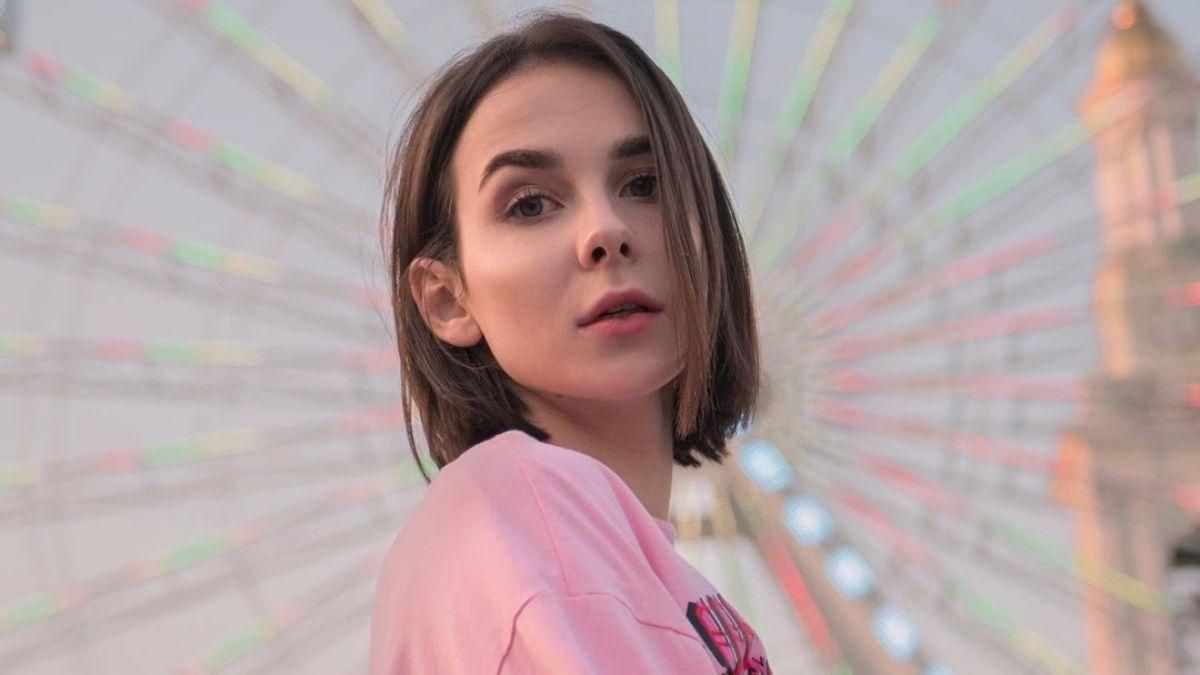 Блогерша из Киева сняла скандальный ролик на аллее Небесной Сотни Блогерша из Киева сняла скандальный ролик на аллее Небесной Сотни