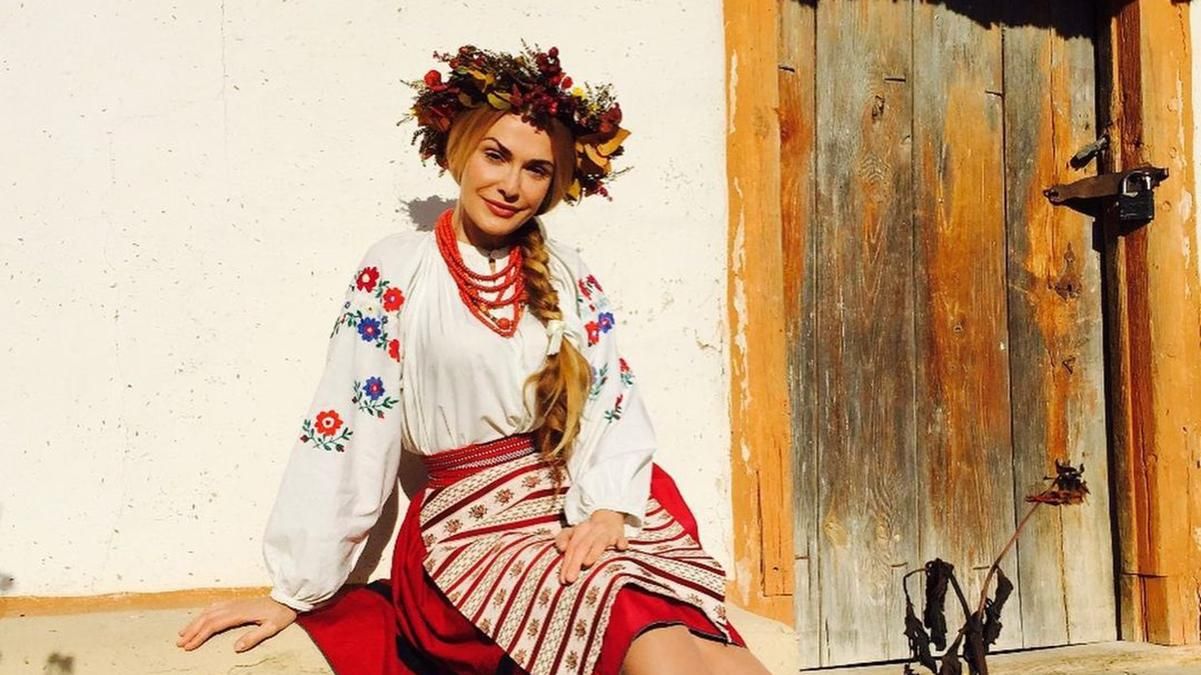 Ольга Сумська защедрувала у національному вбранні: відео