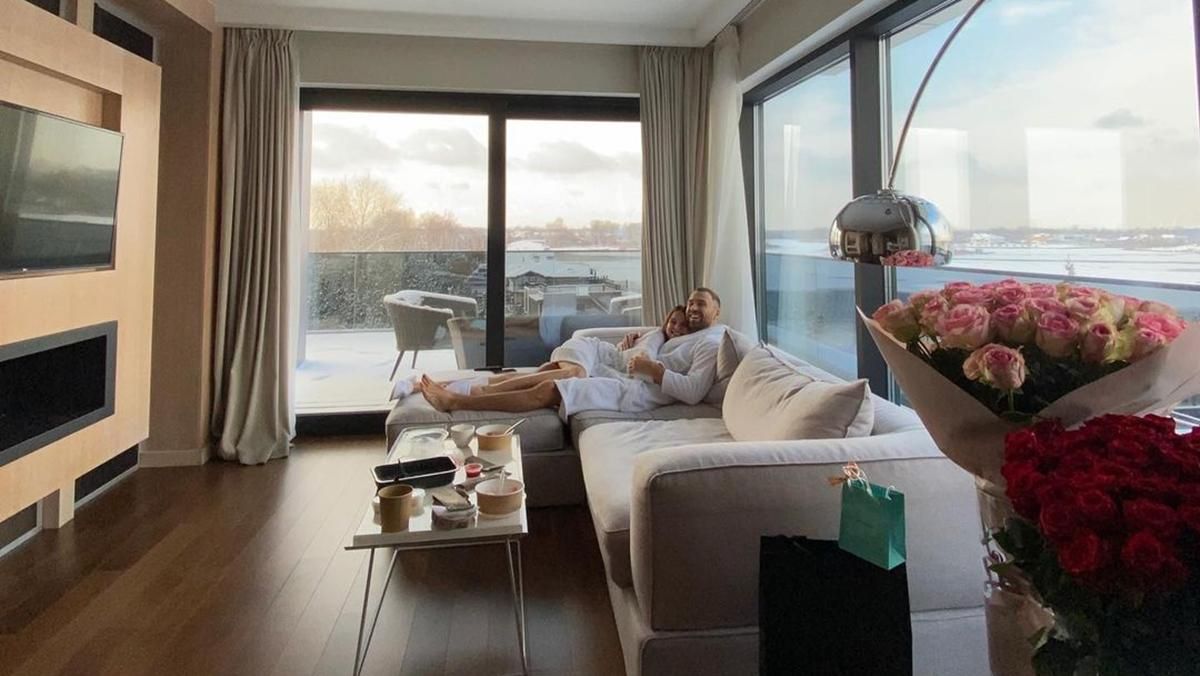 Макс Михайлюк провел утро с любимым в заснеженном коттедже: фото Макс Михайлюк провел утро с любимым в заснеженном коттедже: фото