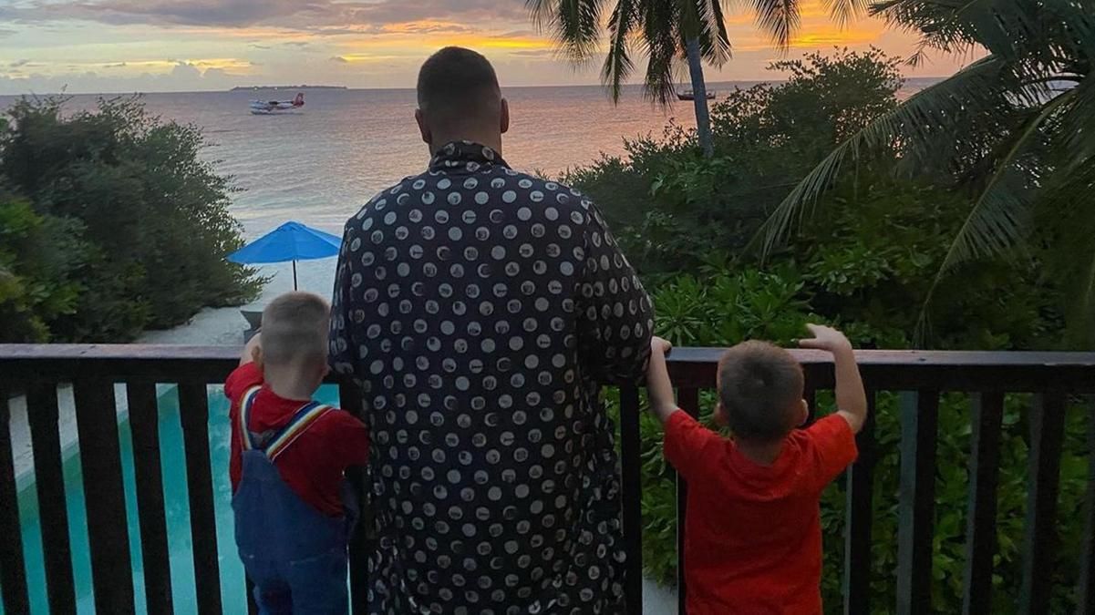 Монатик с сыновьями развлекается на Мальдивах: сказочные фото Монатик с сыновьями развлекается на Мальдивах: сказочные фото