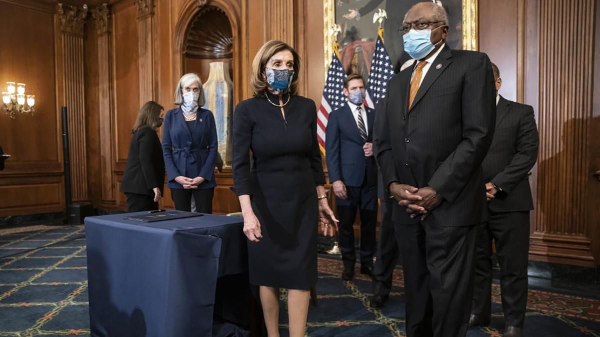 Нэнси Пелоси дважды надела одинаковое платье в Палату Конгресса Нэнси Пелоси дважды надела одинаковое платье в Палату Конгресса