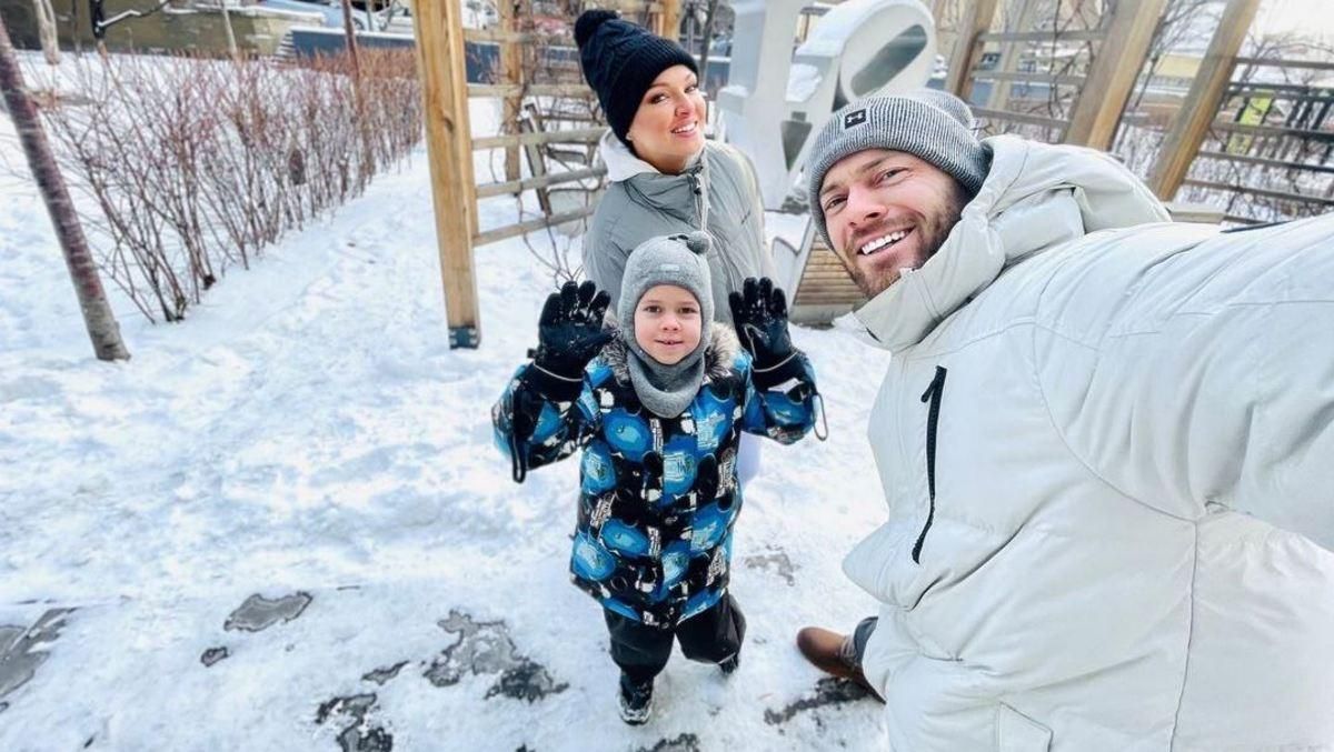 Влад Яма очаровал кадрами с зимней прогулки с женой и сыном