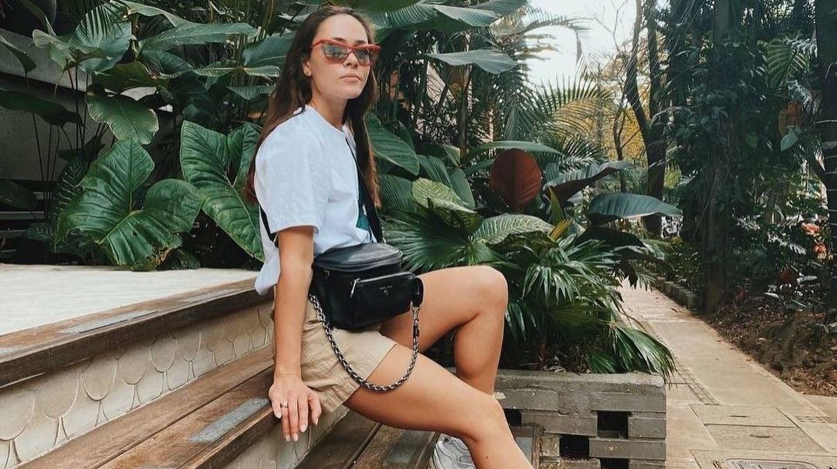 У футболці: Юлія Саніна підкорила повсякденним образом – фото У футболці: Юлія Саніна підкорила повсякденним образом – фото