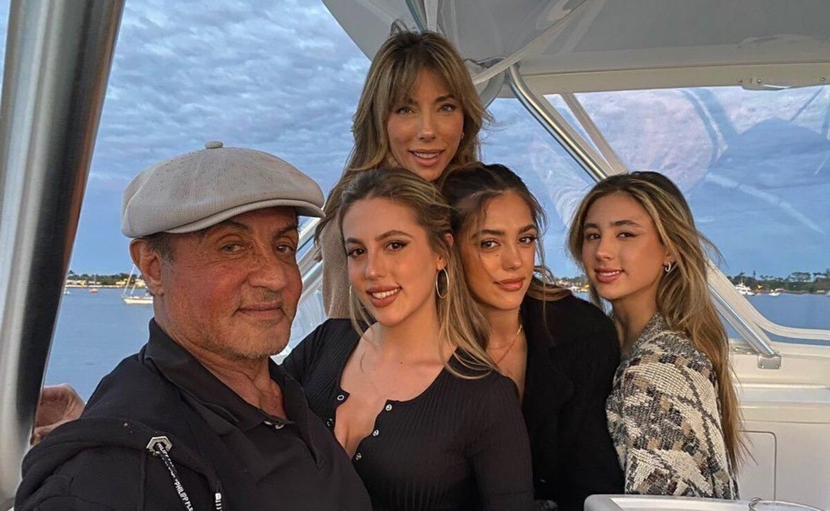 На прогулке на яхте: Сильвестр Сталлоне очаровал редким фото с женой и дочками