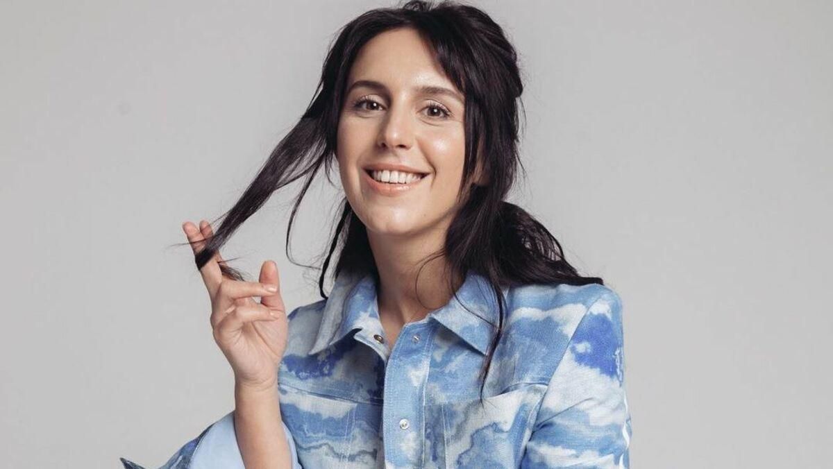 У стильній сорочці: Джамала продемонструвала новий образ – фото У стильній сорочці: Джамала продемонструвала новий образ – фото