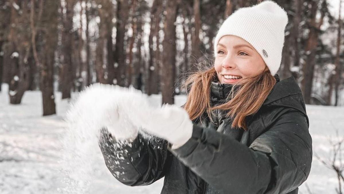 Зі снігом в руках: Олена Шоптенко поділилась ніжними фото з прогулянки