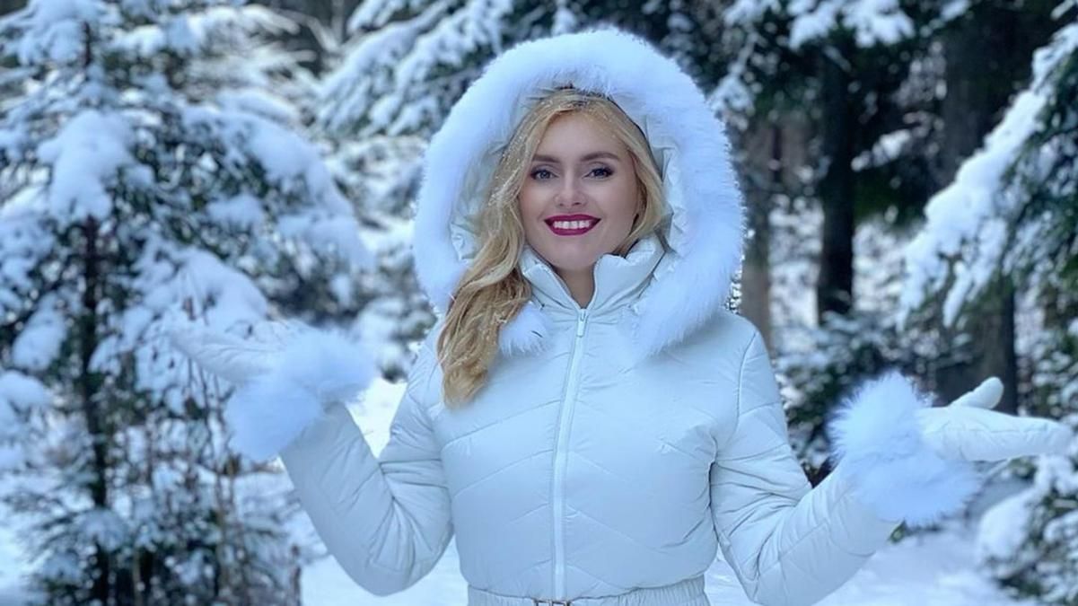 Ирина Федишин позировала в белом комбинезоне неподалеку Буковеля: фото