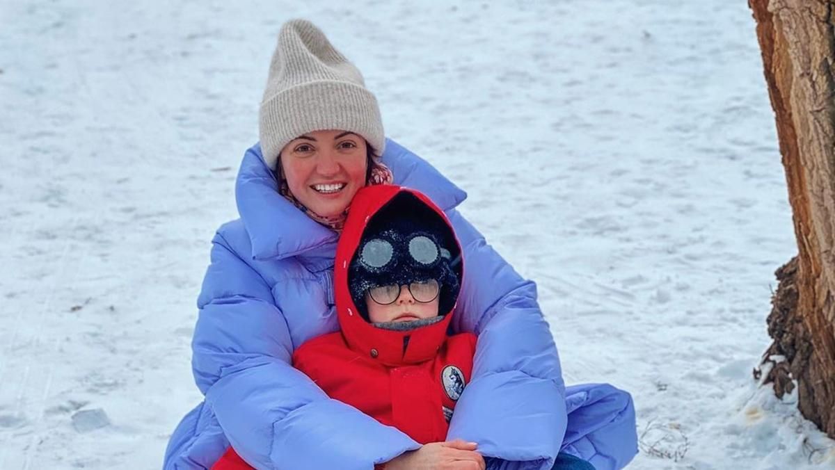 Оля Цибульская покаталась на санках с сыном: видео Оля Цибульская покаталась на санках с сыном: видео