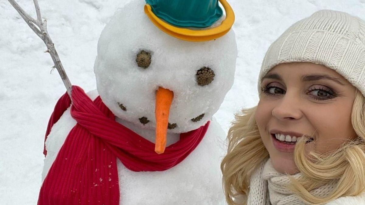 Лилия Ребрик покорила атмосферным зимним фото со снеговиком