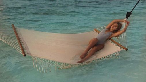 На Мальдівах: Даша Квіткова підкорила спокусливим фото у купальнику 