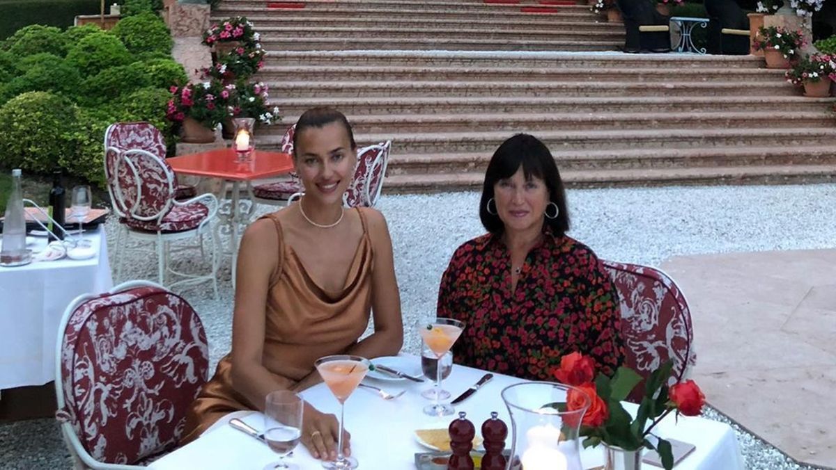 Ирина Шейк показала редкие фото с мамой: один из кадров возмутил сеть Ирина Шейк показала редкие фото с мамой: один из кадров возмутил сеть