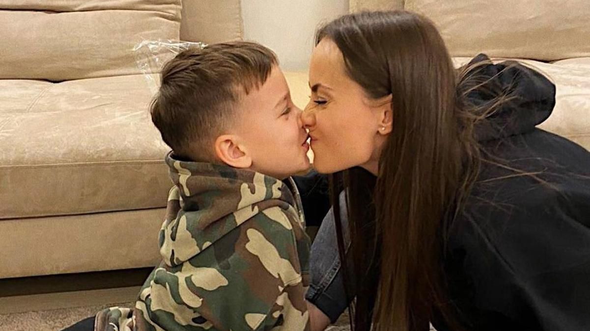 Ксения Мишина позировала в джакузи с сыном: фото актрисы в купальнике Ксения Мишина позировала в джакузи с сыном: фото актрисы в купальнике