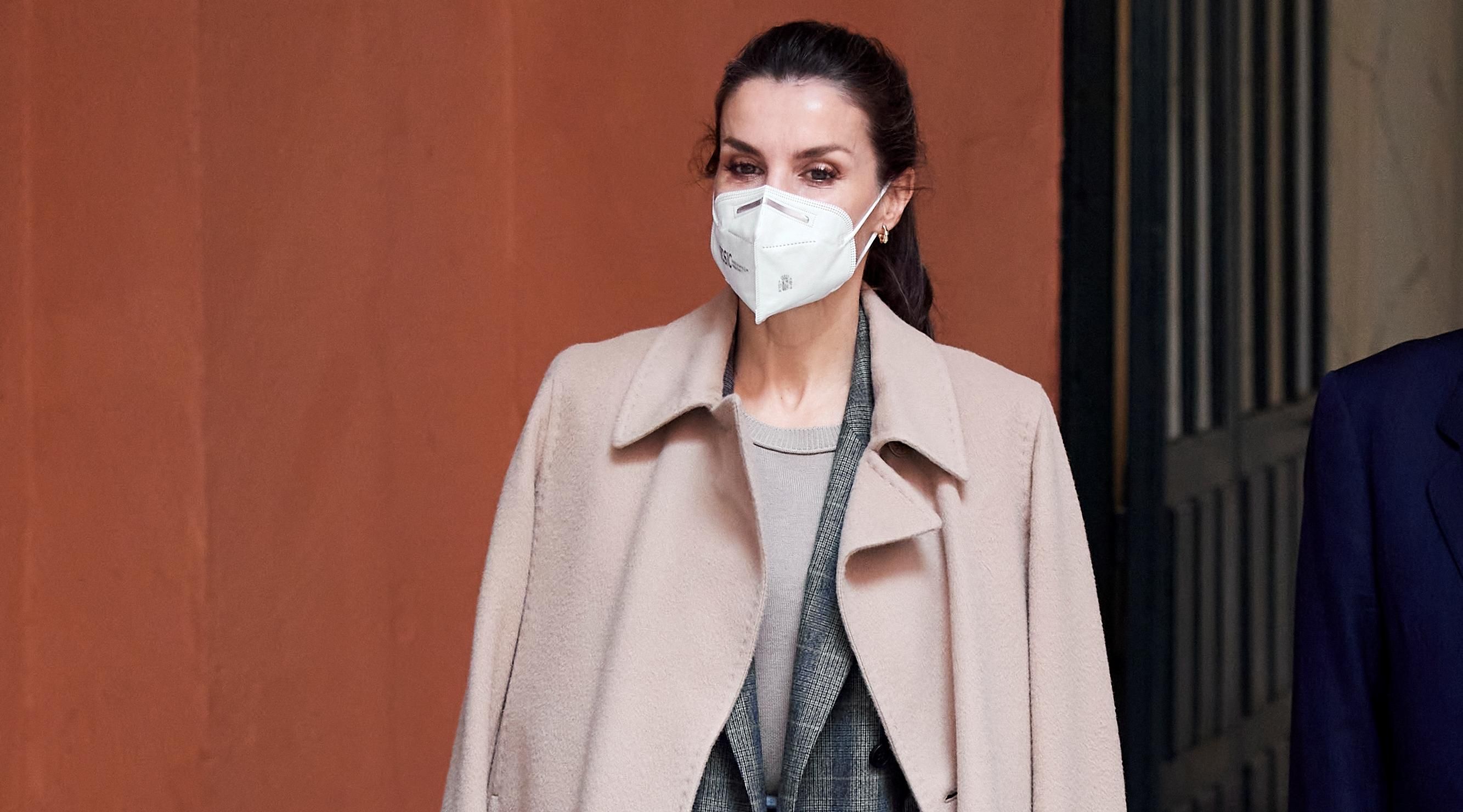 В пальто: королева Летиция покорила безупречным образом – фото В пальто: королева Летиция покорила безупречным образом – фото