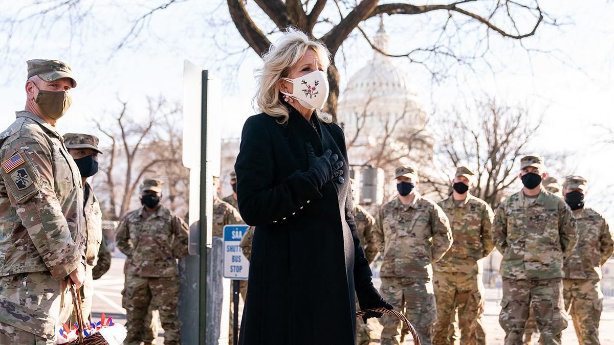 Джилл Байден одягла кросівки під пальто: фото сміливого образу Джилл Байден одягла кросівки під пальто: фото сміливого образу