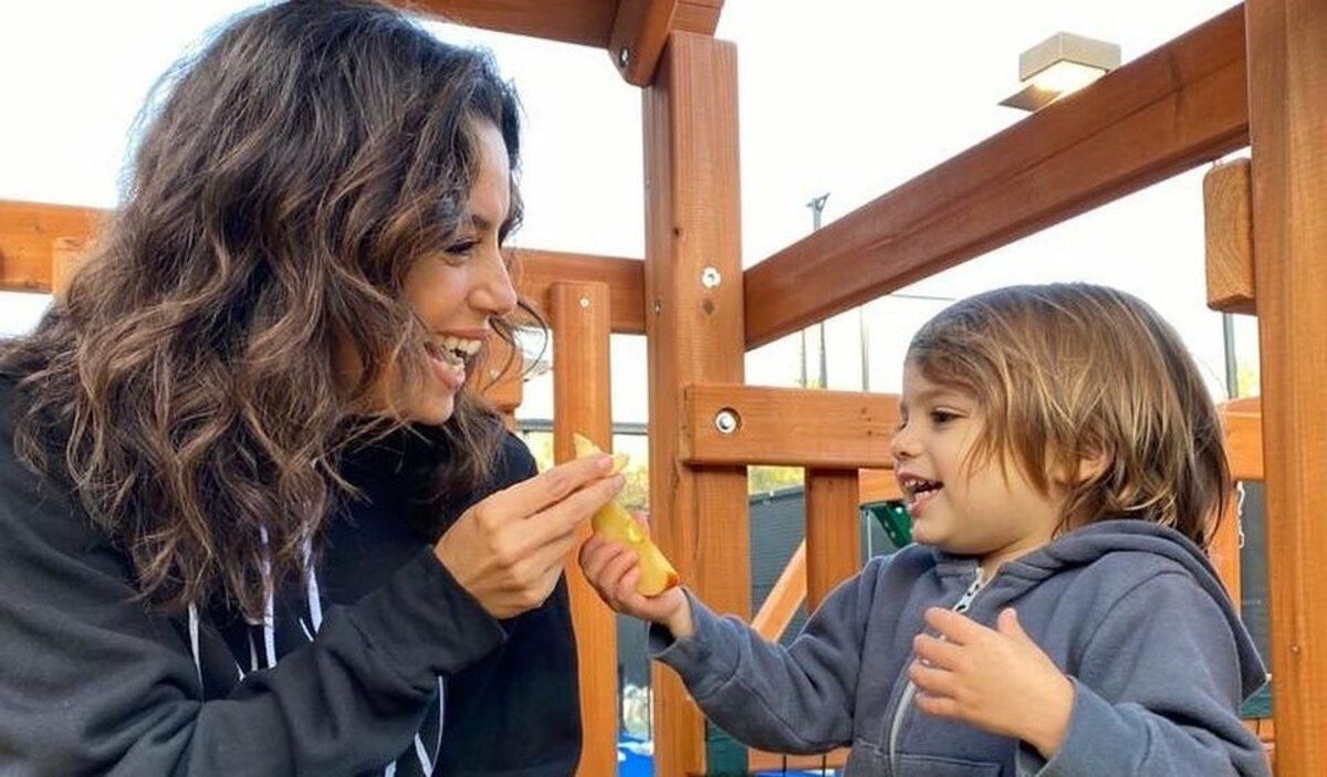 Ева Лонгория показала стильный семейный образ с сыном – фото Ева Лонгория показала стильный семейный образ с сыном – фото