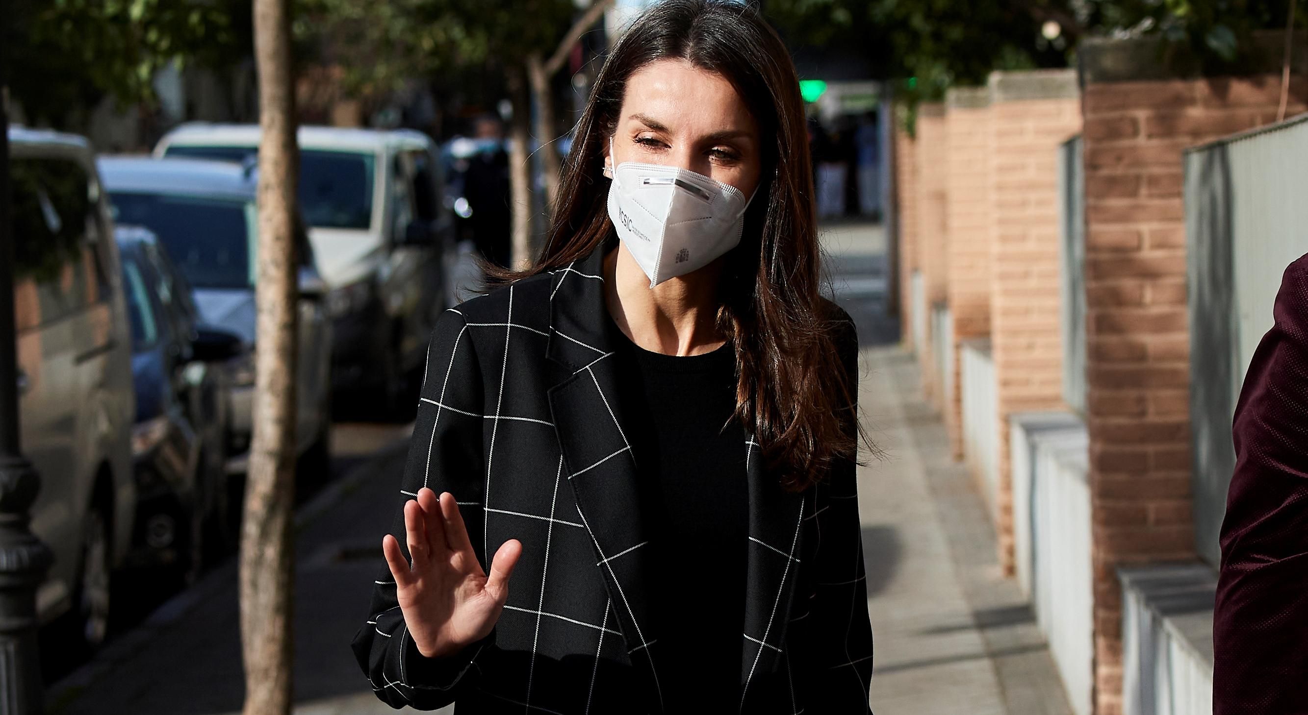 В черном костюме: королева Летиция поразила стилем во время нового выхода – фото В черном костюме: королева Летиция поразила стилем во время нового выхода – фото