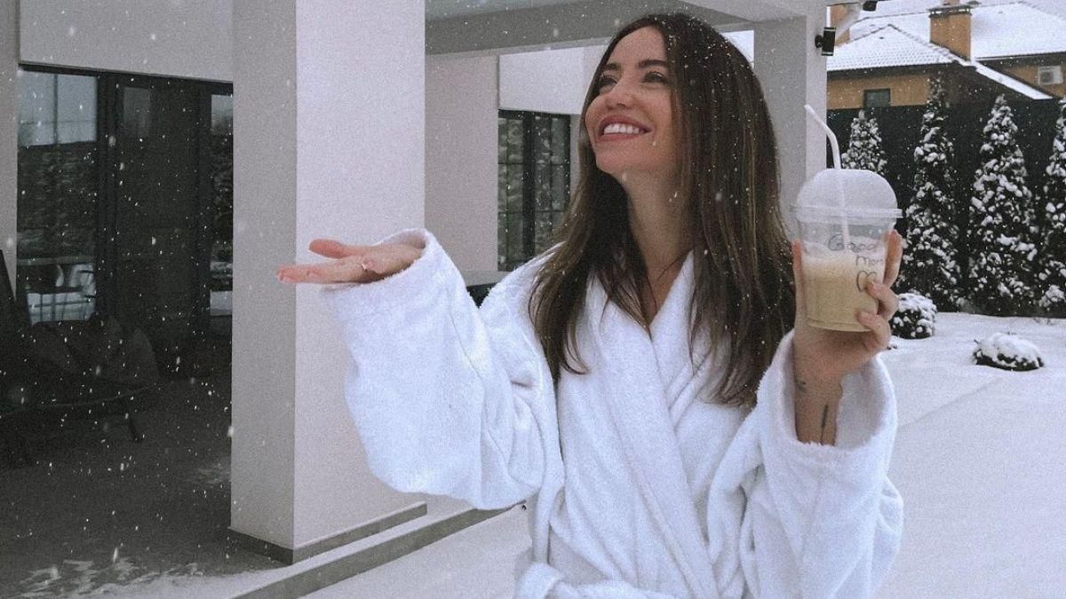 Надя Дорофєєва позувала на снігу у домашньому вбранні: фото Надя Дорофєєва позувала на снігу у домашньому вбранні: фото