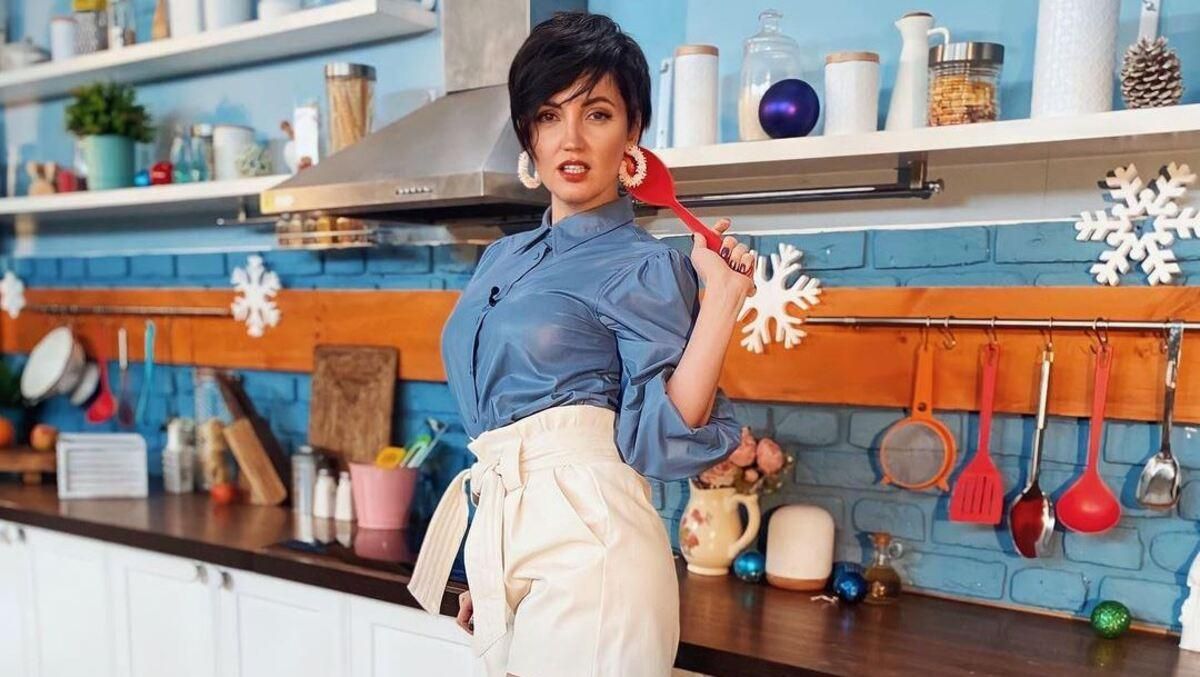 У блузці та мінішортах: Оля Цибульська показала зухвалий образ – фото У блузці та мінішортах: Оля Цибульська показала зухвалий образ – фото