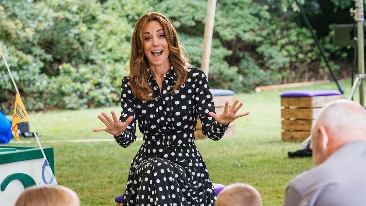 Кейт Миддлтон сделала первое королевское селфи: видео Кейт Миддлтон сделала первое королевское селфи: видео