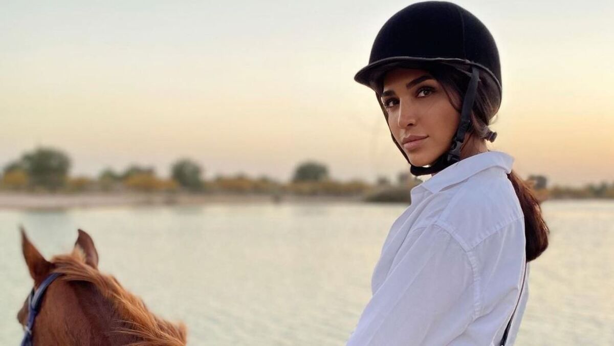 Санта Дімопулос прогулялась на коні біля океану: вражаючі фото Санта Дімопулос прогулялась на коні біля океану: вражаючі фото