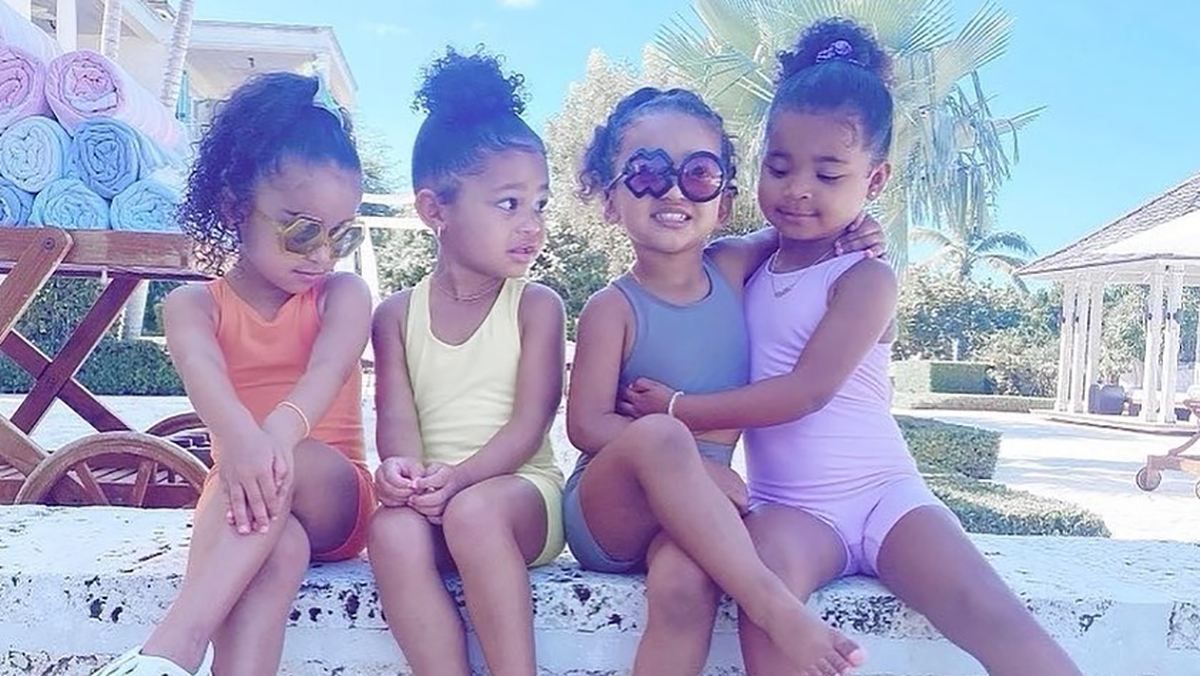 Нове покоління: мережу вразило миле фото доньок сімейства Кардашян Нове покоління: мережу вразило миле фото доньок сімейства Кардашян