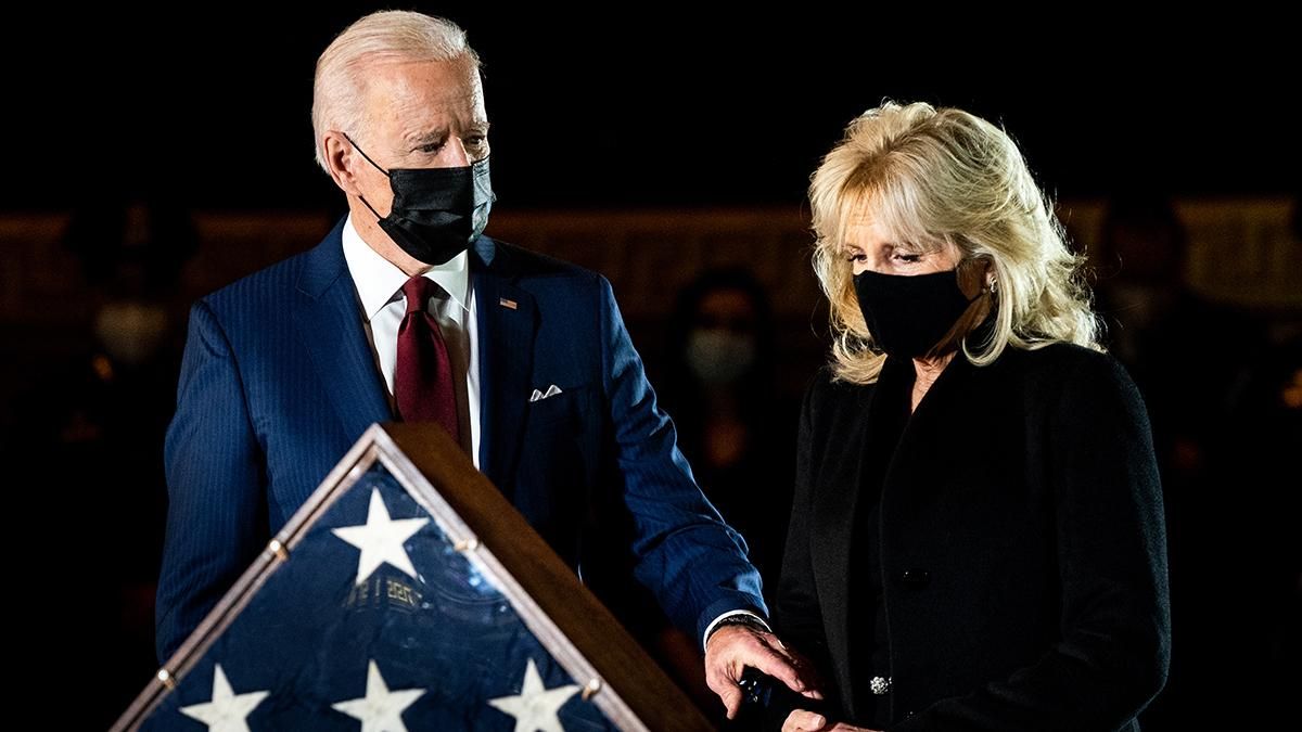 Джилл Байден показала образ total black: фото в сукні та на шпильках Джилл Байден показала образ total black: фото в сукні та на шпильках