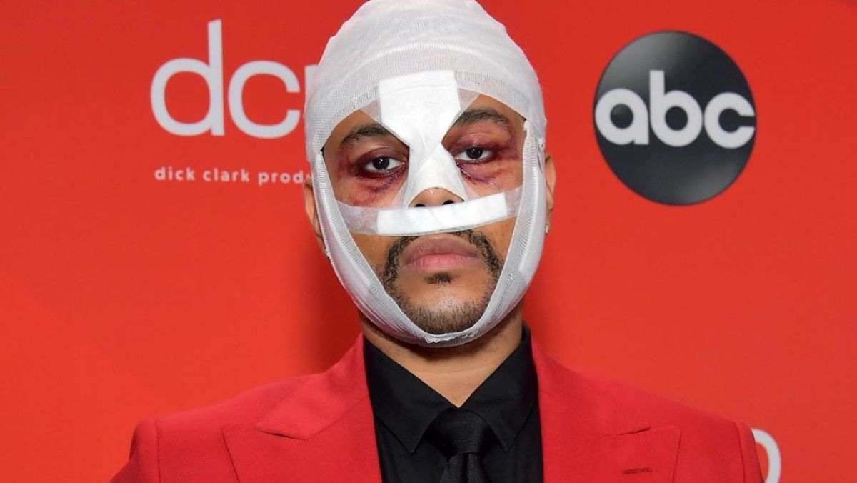 The Weeknd пояснив, чому приходив на премії з бинтами і пов'язками The Weeknd пояснив, чому приходив на премії з бинтами і пов'язками