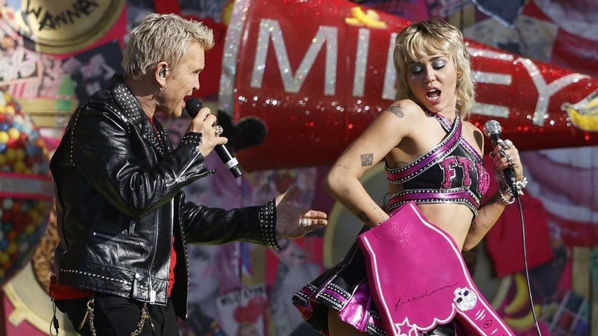 Супербоул-2021: виступи Майлі Сайрус, The Weeknd та поява Джей Ло Супербоул-2021: виступи Майлі Сайрус, The Weeknd та поява Джей Ло