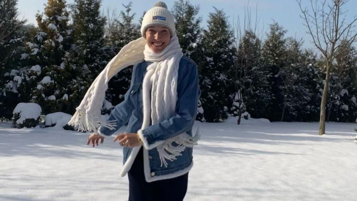 Катя Осадча показала, як радіє снігопаду у зимовому образі: відео