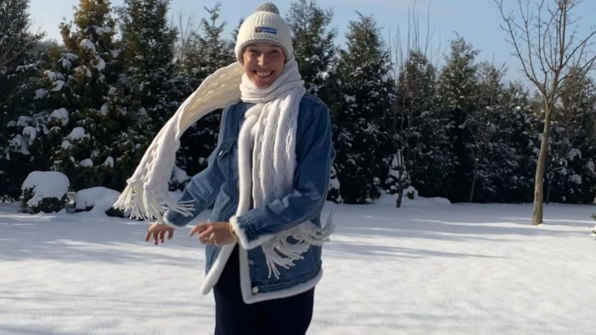 Катя Осадчая показала, как радуется снегопаду в зимнем образе: видео