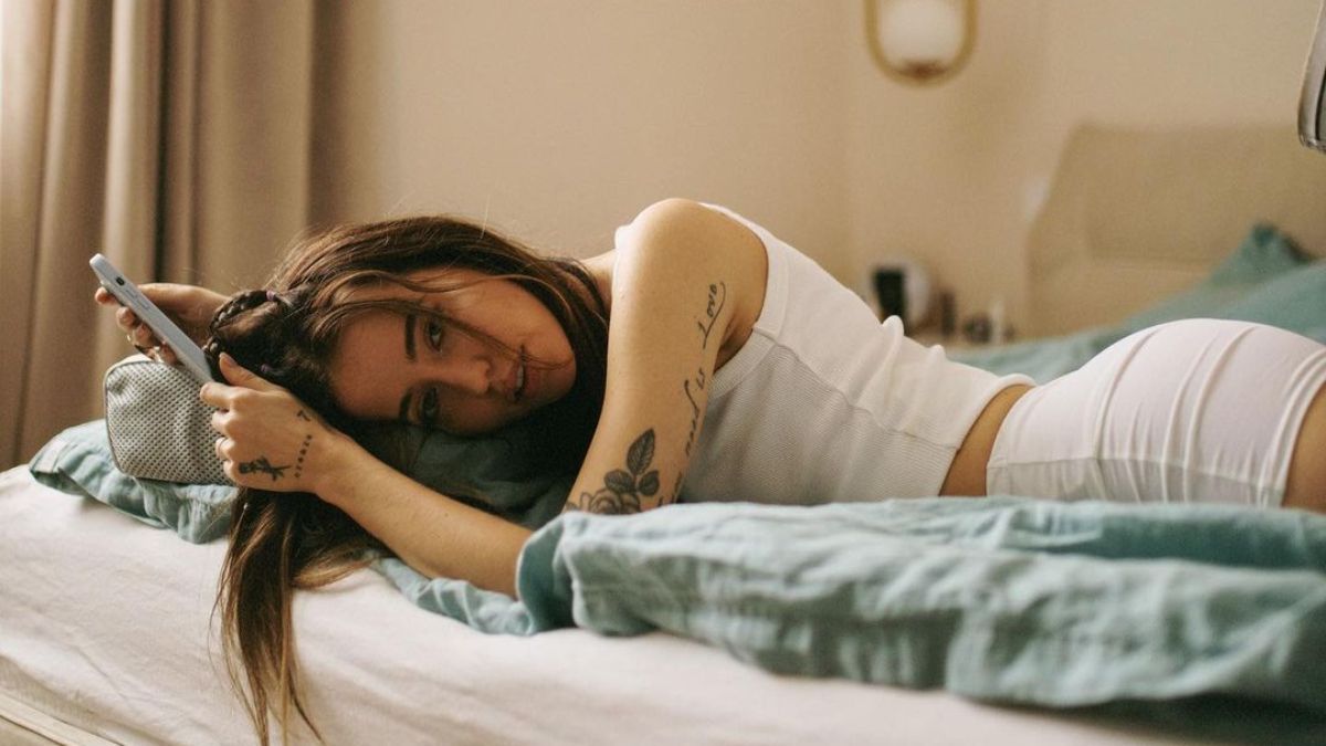 Надя Дорофеева эротично позировала на кровати: фото