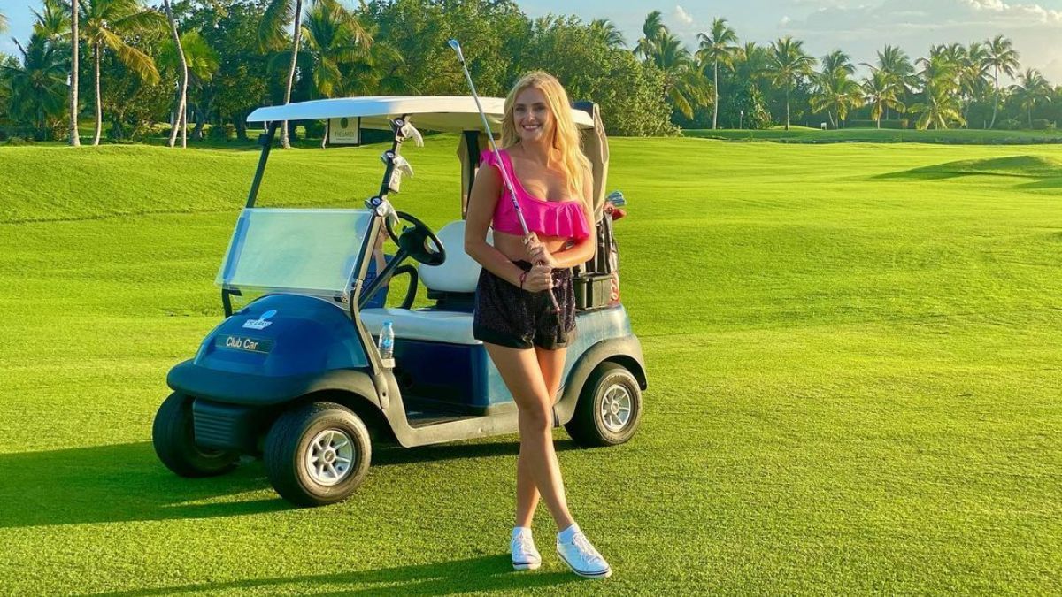 У рожевому топі: Ірина Федишин грала в гольф у Домінікані – фото