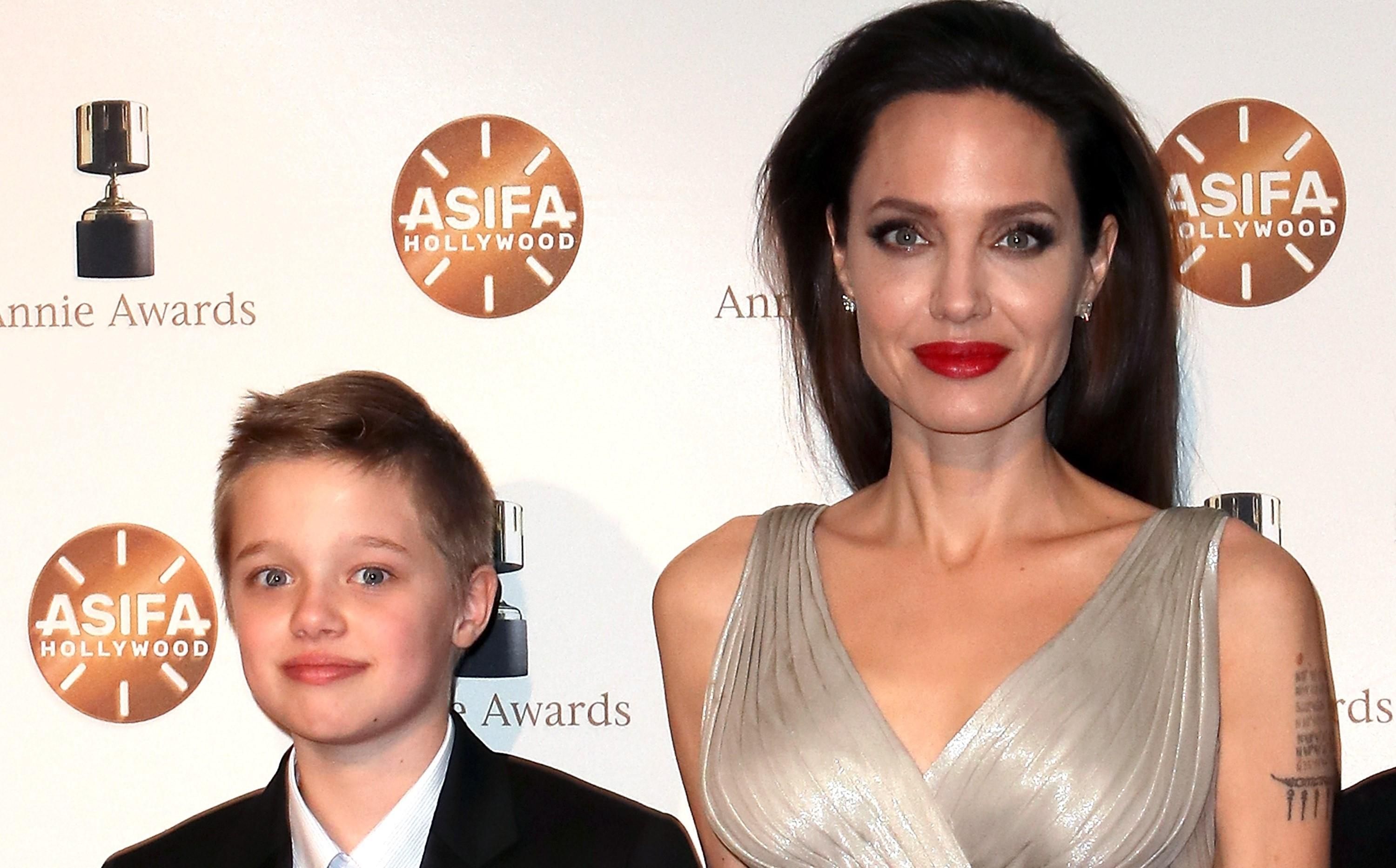 Дочь Анджелины Джоли и Брэда Питта отказалась от фамилии отца Дочь Анджелины Джоли и Брэда Питта отказалась от фамилии отца