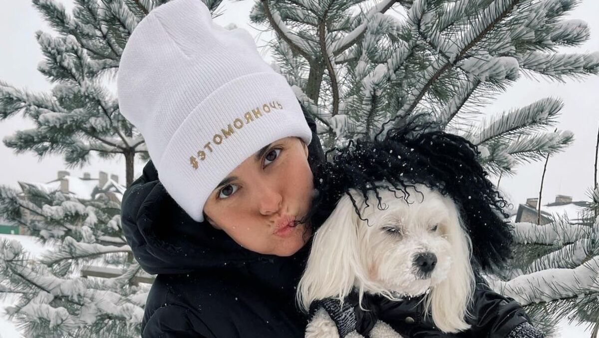 Зимняя сказка: Настя Каменских очаровала фото с собачкой Зимняя сказка: Настя Каменских очаровала фото с собачкой