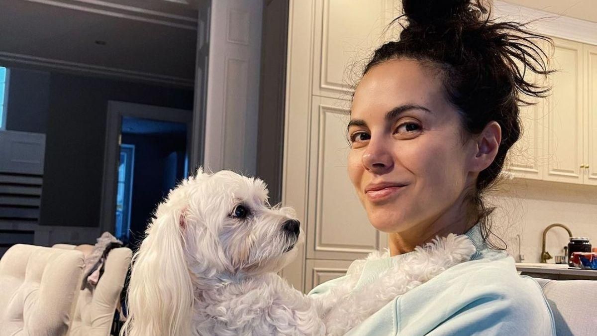 Настя Каменских очаровала домашним образом в голубом худи: фото Настя Каменских очаровала домашним образом в голубом худи: фото