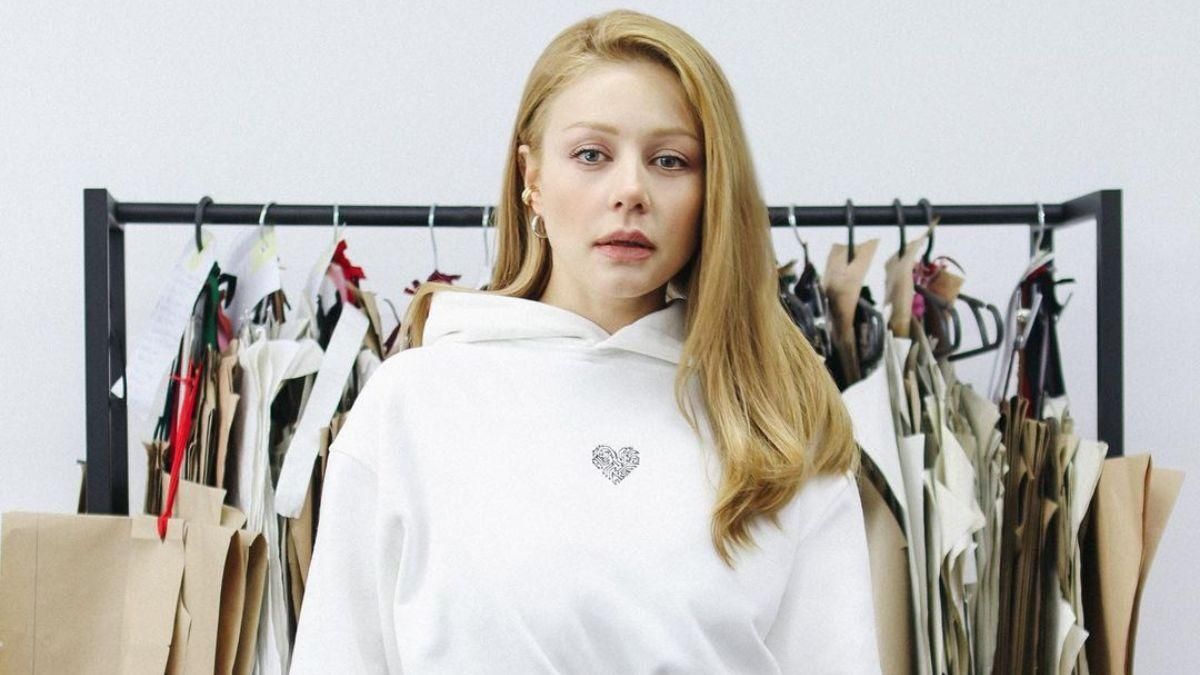 Тіна Кароль Тина Кароль показала стильный look в белом платье-худи: фото Тіна Кароль Тина Кароль показала стильный look в белом платье-худи: фото