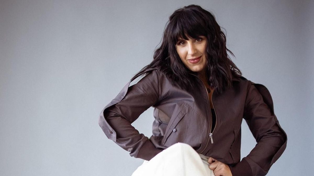 Джамала позировала в обольстительном свитере с обнаженными плечами Джамала позировала в обольстительном свитере с обнаженными плечами