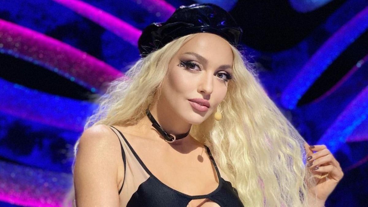 Оля Полякова показала, як збивали величезні бурульки з будинку: відео Оля Полякова показала, як збивали величезні бурульки з будинку: відео