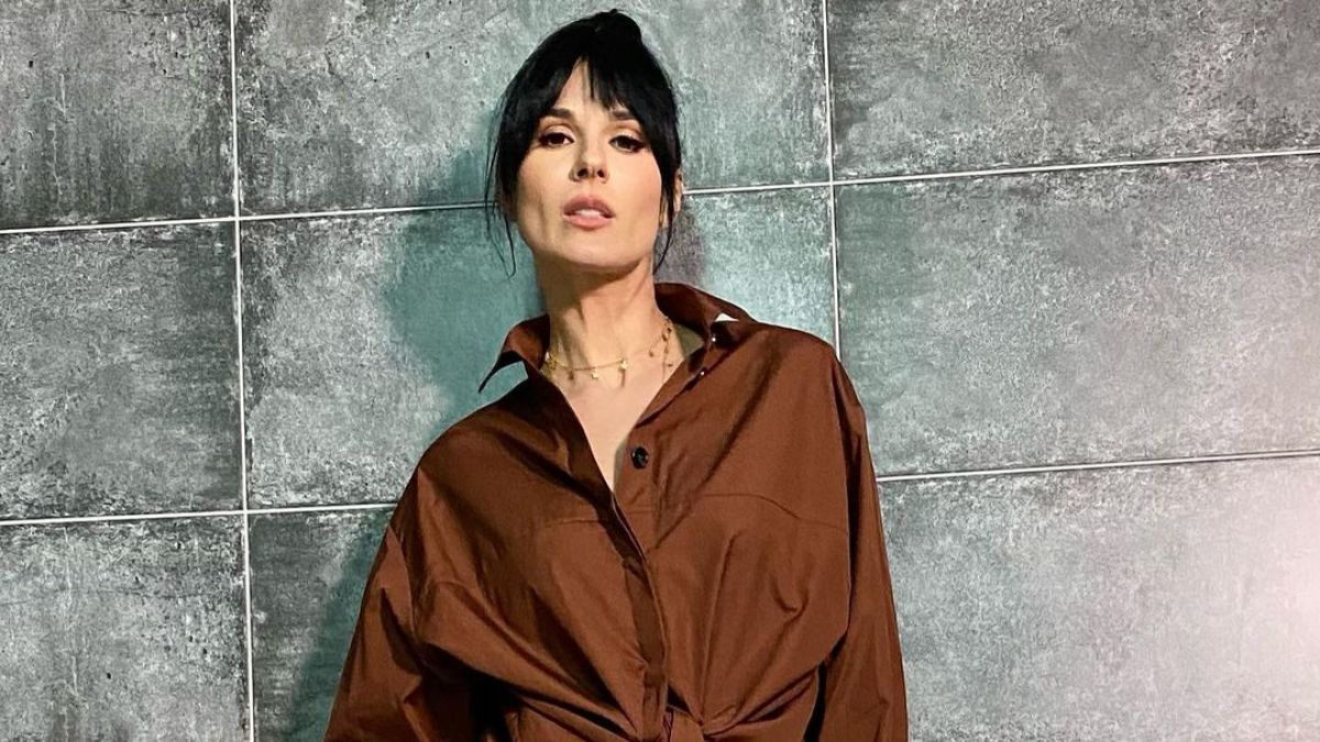 Маша Ефросинина продемонстрировала образ в юбке и рубашке: фото Маша Ефросинина продемонстрировала образ в юбке и рубашке: фото