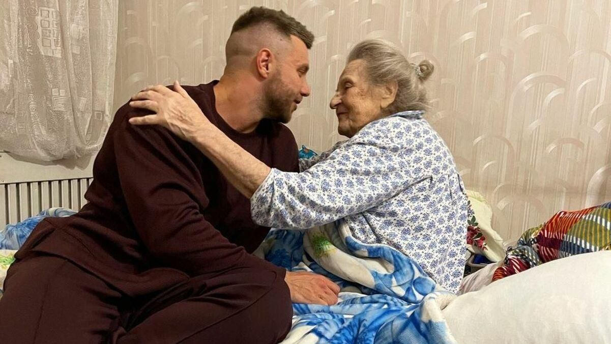 Холостяк Михайло Заливако привітав бабусю з 99-річчям: фото