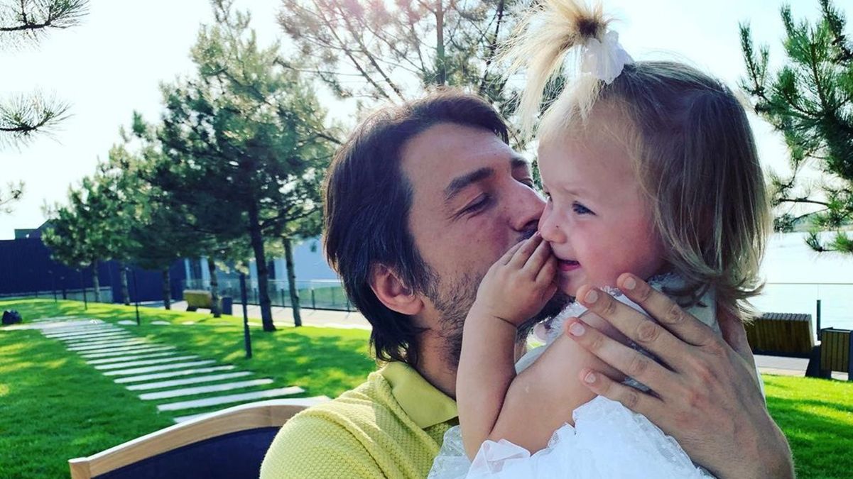 Сергій Притула відпочиває в Дубаї з сім'єю: фото з донькою