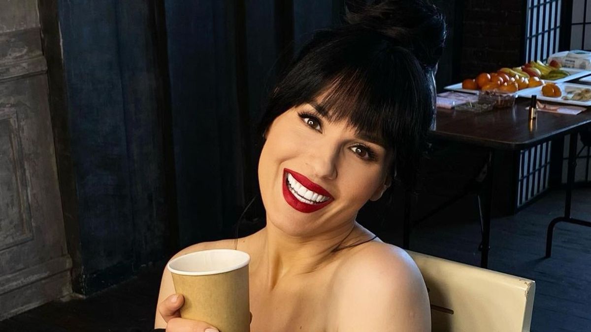 Маша Єфросиніна позувала в топі з оголеними плечима: відео Маша Єфросиніна позувала в топі з оголеними плечима: відео