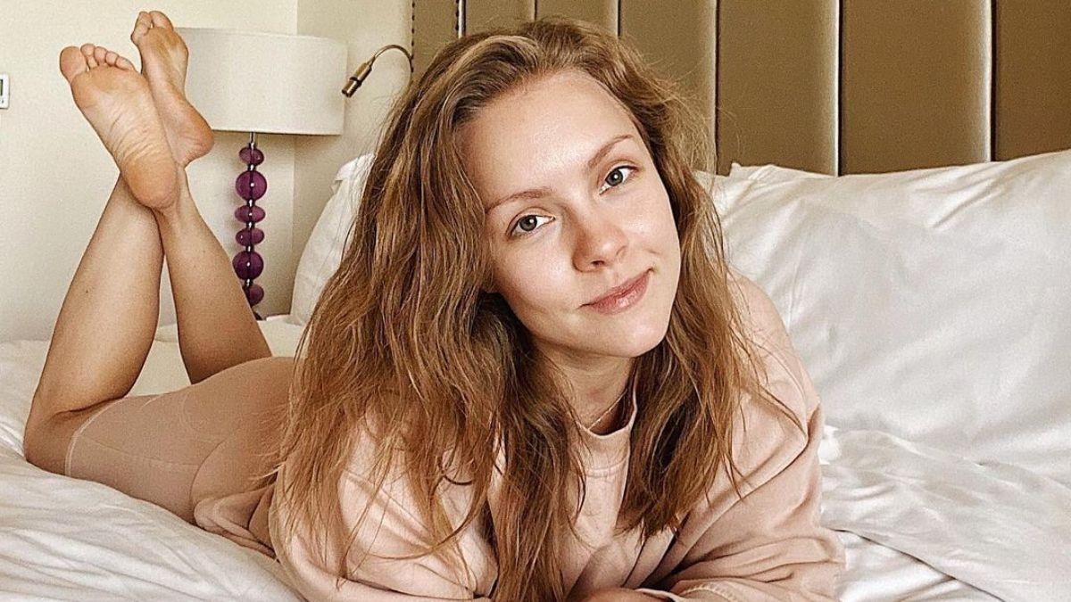 Алена Шоптенко очаровала нежным образом в белом платье-рубашке: видео Алена Шоптенко очаровала нежным образом в белом платье-рубашке: видео