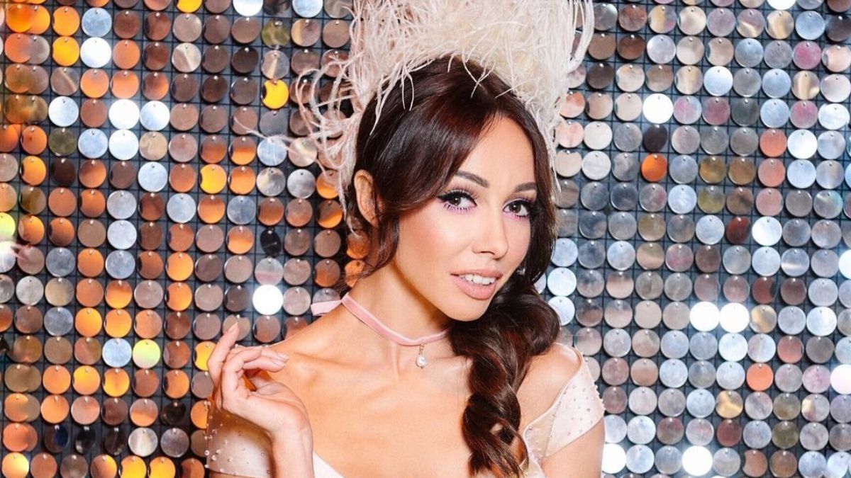 Екатерина Кухар позировала на кровати в лавандовом свитере: видео Екатерина Кухар позировала на кровати в лавандовом свитере: видео